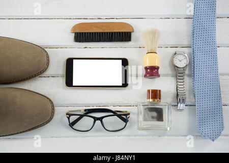 Vista aerea di accessori personali sul tavolo di legno Foto Stock