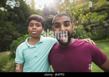 Ritratto di maliziosa padre e figlio godendo al park Foto Stock