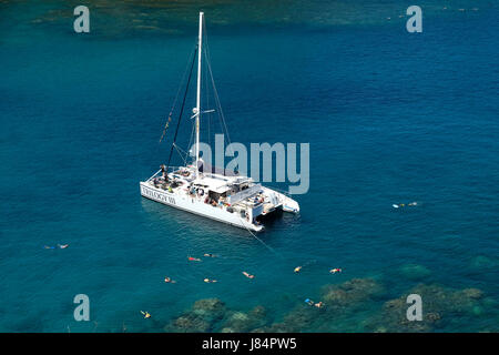 Snorkeling nuotare dalla trilogia 111in catamarano la Baia Honolua riserva marina, Maui, Hawaii Foto Stock