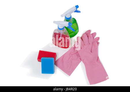 Detergente spray bottiglie, tampone di spugna e guanto di gomma disposti su sfondo bianco Foto Stock