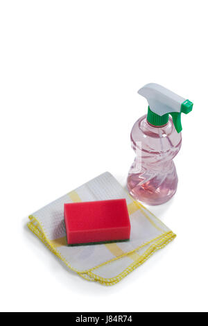 Detergente spray Flacone, spugna e panno sullo sfondo bianco Foto Stock