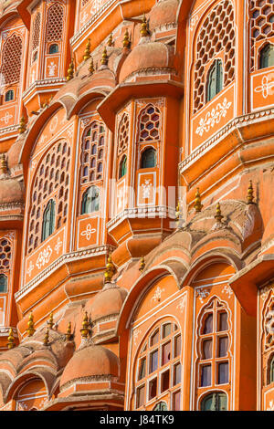 Dettagli architettonici sull'Hawa Mahal - Palazzo dei venti, Jaipur, India. Foto Stock