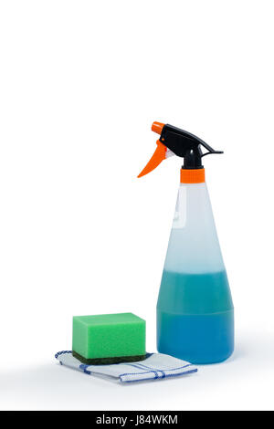 Detergente spray Flacone, spugna e panno sullo sfondo bianco Foto Stock