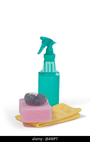 Detergente spray Flacone, scrubber, tampone di spugna e panno assorbente disposto su sfondo bianco Foto Stock