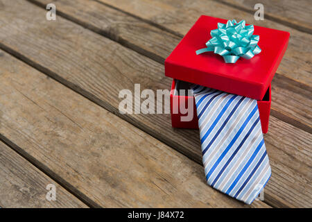 Angolo di Alta Vista della cravatta in confezione regalo sul tavolo di legno Foto Stock