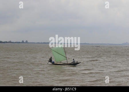 I pescatori pesca sul fiume Poshur utilizzando una barca di legno a Mongla.. Bagerhat, Bangladesh. Foto Stock