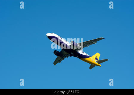 La Monarch Airlines Airbus A320 tenendo fuori all'Aeroporto di Birmingham, UK (G-OZBY) Foto Stock