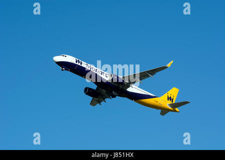 La Monarch Airlines Airbus A321 tenendo fuori all'Aeroporto di Birmingham, UK (G-ZBAO) Foto Stock