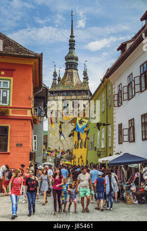 La folla di turisti vengono a visitare la famosa cittadella medioevale di Sighisoara, elencati dall'UNESCO come Sito del Patrimonio Mondiale. Foto Stock