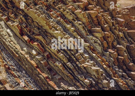 Ferrico strati di roccia closeup. Rusty rock pattern e texture. Foto Stock