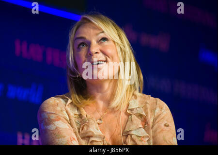 Helen Fielding parlando del suo nuovo libro Bridget Jones Baby sul palco a Hay Festival 2017 Hay-on-Wye Powys Wales UK Foto Stock