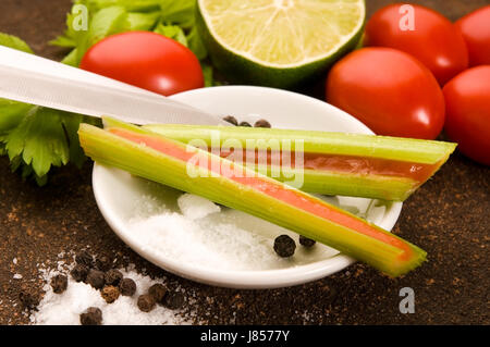 Bar Tavern bere bibs ingredienti vegetali bar tavern calice di vetro Foto Stock