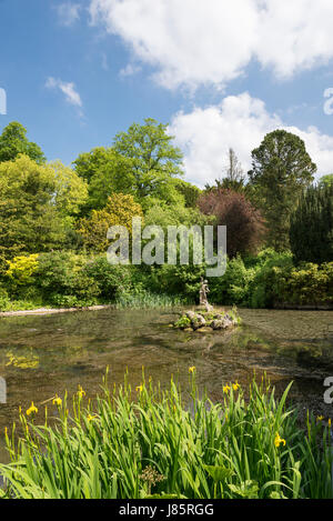 Koi lago a Thornbridge alle prese hall gardens vicino grande Longstone, Derbyshire, in Inghilterra. Foto Stock