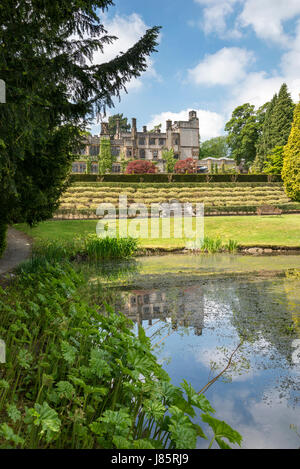 Koi lago a Thornbridge alle prese hall gardens vicino grande Longstone, Derbyshire, in Inghilterra. Foto Stock