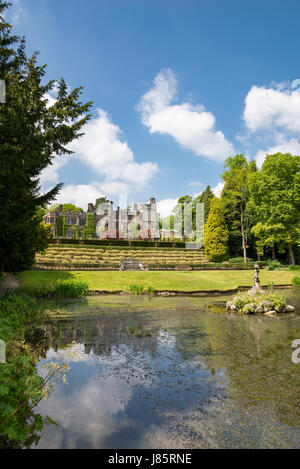 Koi lago a Thornbridge alle prese hall gardens vicino grande Longstone, Derbyshire, in Inghilterra. Foto Stock