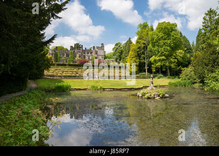 Koi lago a Thornbridge alle prese hall gardens vicino grande Longstone, Derbyshire, in Inghilterra. Foto Stock