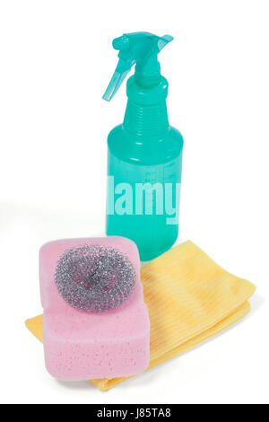 Detergente spray Flacone, scrubber, tampone di spugna e panno assorbente disposto su sfondo bianco Foto Stock