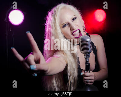 Rock / pop cantante con microfono - karaoke Foto Stock