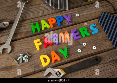 Close-up di padri felice giorno blocchi, cravatta e attrezzi manuali su tavola in legno Foto Stock