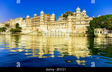 Royal Palace di Udaipur superbamente eretta sulle rive o lago Pichola per mostrare la storia reale di udaipur Foto Stock