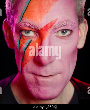 Uomo che indossa Aladdin Slane (Ziggy Stardust David Bowie style trucco Foto Stock