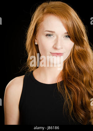Ritratto di donna con lunghi capelli rossi Foto Stock