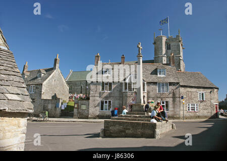 La piazza, la croce e la chiesa di San Edward re e martire, Corfe Castle, Isle of Purbeck, Dorset Foto Stock