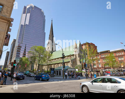 MONTREAL, Quebec, Canada - 18 Maggio 2017: Anglicana di Montreal la cattedrale di Christ Church di fronte al banco KPMG a Place de la Cathedrale. Foto Stock