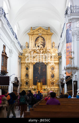 Interno della chiesa di Santa Croce nel centro di Varsavia. Foto Stock