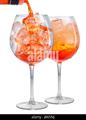 Due bicchieri di aperol spritz cocktail isolati su sfondo bianco Foto Stock