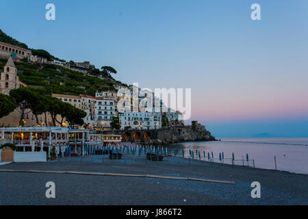 Vista notturna di Amalfi Costiera Amalfitana o Amalfi Coast, Sito Patrimonio Mondiale dell'UNESCO, Campania, Italia, Europa