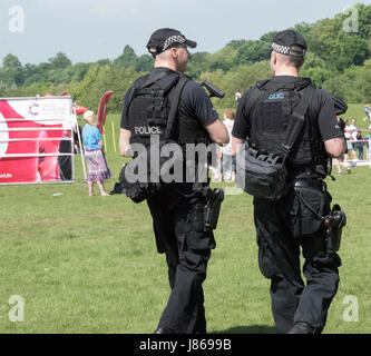 Brentwood, Essex, 27 maggio 2017 poliziotti armati pattugliano la ricerca sul cancro corsa per la vita evento in Sud Weald Park, Brentwood, Essex Credit: Ian Davidson/Alamy Live News Foto Stock