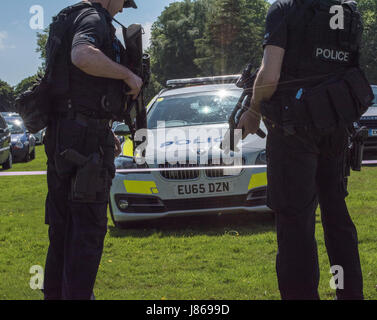 Brentwood, Essex, 27 maggio 2017 poliziotti armati pattugliano la ricerca sul cancro corsa per la vita evento in Sud Weald Park, Brentwood, Essex Credit: Ian Davidson/Alamy Live News Foto Stock