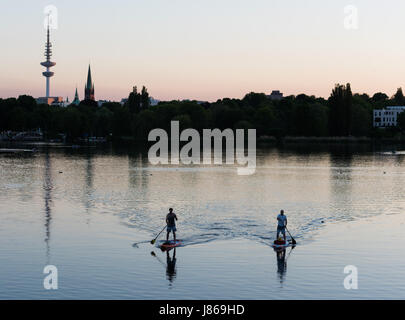 Amburgo, Germania. 26 Maggio, 2017. Thomas e Dennis pala sull'esterno Lago Alster dopo il tramonto ad Amburgo, Germania, 26 maggio 2017. Foto: Christophe Gateau/dpa/Alamy Live News Foto Stock