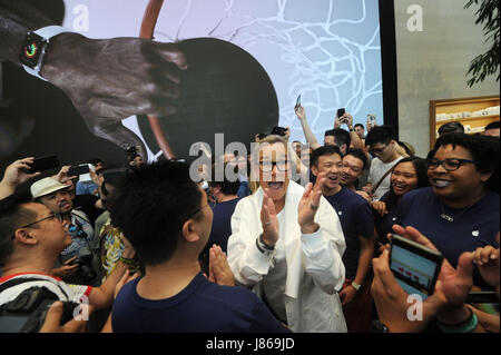 Singapore. 27 Maggio, 2017. Il vice presidente senior Apple retail Angela Ahrendts (C) accoglie i visitatori del negozio Apple Store a Singapore Orchard Rd il 27 maggio 2017. Il primo Apple Store nel sud-est asiatico ha aperto a Singapore il sabato. Credito: Quindi Chih Wey/Xinhua/Alamy Live News Foto Stock