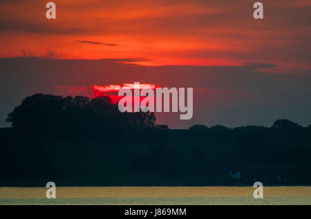 Ruegen, Germania. 18 Maggio, 2017. Il tramonto è raffigurato a Neu Reddevitz sull'isola baltica di Ruegen, Germania, 18 maggio 2017. Ruegen è la più grande e la più popolata isola tedesca con 77.000 abitanti. Foto: Jens Büttner/dpa-Zentralbild/ZB/dpa/Alamy Live News Foto Stock