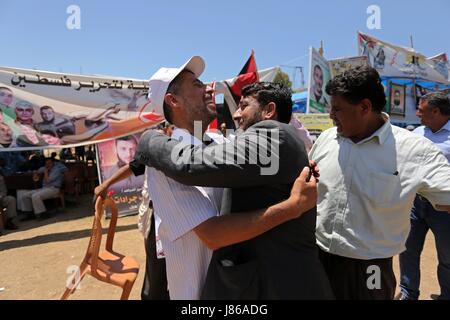 27 maggio 2017 - Gaza City, nella Striscia di Gaza, Territori palestinesi - palestinesi celebrare dopo prigionieri palestinesi nelle carceri israeliane di sospendere lo sciopero della fame, nella Striscia di Gaza City il 27 maggio 2017. Centinaia di prigionieri palestinesi di sabato si è conclusa una 40-giorno di sciopero della fame sulle condizioni nelle carceri israeliane, Israele Prison Service e un funzionario palestinese ha detto. Circa 1.100 prigionieri avevano inizialmente preso parte a uno dei più grande di questi scioperi della fame, che è iniziato il 17 aprile. Essa ha sollevato le tensioni tra Israele e i palestinesi, con manifestazioni di protesta a sostegno dei percussori sfocino in scontri di Wes Foto Stock