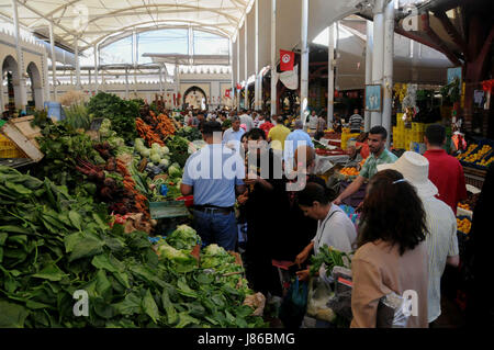 (170527) -- Tunisi, 27 maggio 2017 (Xinhua) -- musulmani tunisino acquistare del cibo in un mercato a Tunisi, capitale della Tunisia, il 27 maggio 2017, la preparazione per il mese sacro del Ramadan, durante la quale essi fast dall alba al tramonto. I musulmani in Tunisia osservato il primo giorno del santo mese di digiuno del Ramadan il sabato. (Xinhua/Adele Ezzine) (yk) Foto Stock