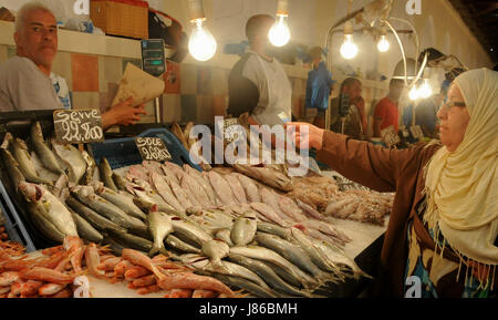 (170527) -- Tunisi, 27 maggio 2017 (Xinhua) -- musulmani tunisino acquistare del cibo in un mercato a Tunisi, capitale della Tunisia, il 27 maggio 2017, la preparazione per il mese sacro del Ramadan, durante la quale essi fast dall alba al tramonto. I musulmani in Tunisia osservato il primo giorno del santo mese di digiuno del Ramadan il sabato. (Xinhua/Adele Ezzine) (yk) Foto Stock