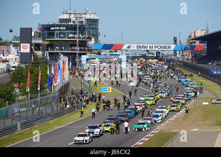 Nuerburg, Germania. 27 Maggio, 2017. Il corso CON 161 veicoli durante la 24 Ore del Nuerburgring racing in Nuerburg, Germania, 27 maggio 2017. 161 veicoli parteciperanno a questo anni motorsport classica gara sul Nordschleife corso. Foto: Thomas Frey/dpa/Alamy Live News Foto Stock