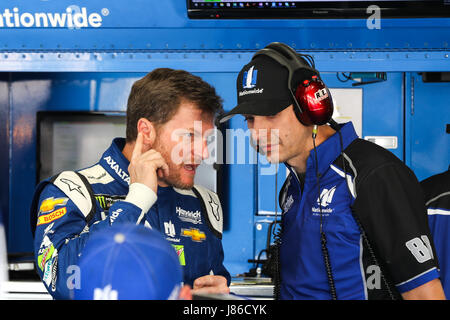 Charlotte, NC, Stati Uniti d'America. 27 Maggio, 2017. Monster Energy Cup NASCAR driver della serie Dale Earnhardt Jr (88) parla con il capo equipaggio Greg Ives in garage area al secondo giorno della coca-cola 600 a Charlotte Motor Speedway di Charlotte, NC. (Scott Kinser/Cal Sport Media) Credito: csm/Alamy Live News Foto Stock