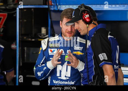 Charlotte, NC, Stati Uniti d'America. 27 Maggio, 2017. Monster Energy Cup NASCAR driver della serie Dale Earnhardt Jr (88) parla con il capo equipaggio Greg Ives in garage area al secondo giorno della coca-cola 600 a Charlotte Motor Speedway di Charlotte, NC. (Scott Kinser/Cal Sport Media) Credito: csm/Alamy Live News Foto Stock