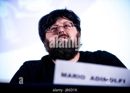 Savigliano, Italia, 27 maggio 2017. La politica italiana e il giornalista Mario Adinolfi colloqui di Savigliano al cinema Aurora Credito: Alberto Gandolfo/Alamy Live News Foto Stock