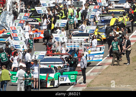 Nuerburg, Germania. 27 Maggio, 2017. Le squadre di preparare i loro veicoli per l'inizio della 24 Ore del Nuerburgring racing in Nuerburg, Germania, 27 maggio 2017. 161 veicoli parteciperanno a questo anni motorsport classica gara sul Nordschleife corso. Foto: Thomas Frey/dpa/Alamy Live News Foto Stock