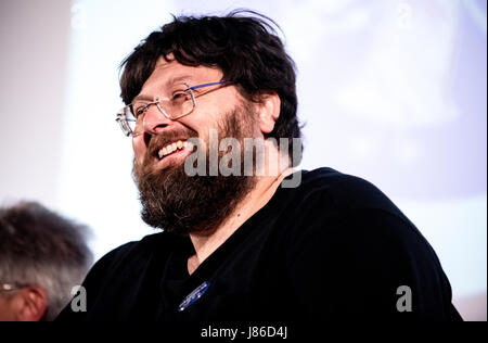 Savigliano, Italia, 27 maggio 2017. La politica italiana e il giornalista Mario Adinolfi colloqui di Savigliano al cinema Aurora Credito: Alberto Gandolfo/Alamy Live News Foto Stock