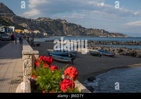 Sicilia, Italia. 25 Maggio, 2017. La vista di Taormina da Gardini Naxos in Sicilia, Italia, 25 maggio 2017. I capi degli Stati del G7 si è riunito in Sicilia dal 26 maggio fino al 27 maggio 2017. Foto: Michael Kappeler/dpa/Alamy Live News Foto Stock