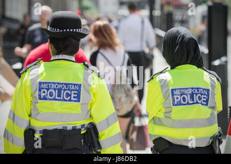 Londra, Regno Unito. 27 Maggio, 2017. Due donne di polizia pattuglia di Whitehall giù come il Regno Unito il terrore minaccia è livellato verso il basso dalla critica per gravi. I soldati si iniziano ad essere ritirati dai principali siti al fine di bank holiday weekend come operazione Temperer è ridimensionata. © Guy Corbishley/Alamy Live News Foto Stock