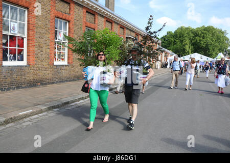 Londra, UK. 27 maggio 2017. I membri del pubblico portano gli espositori di piante su il giorno di chiusura del 2017 Chelsea Flower Show . Una vasta gamma di elementi può essere acquistato sull'ultimo giorno della Royal Horticultural Show di Chelsea che è stato inaugurato nel 1913 Credit: amer ghazzal/Alamy Live News Foto Stock