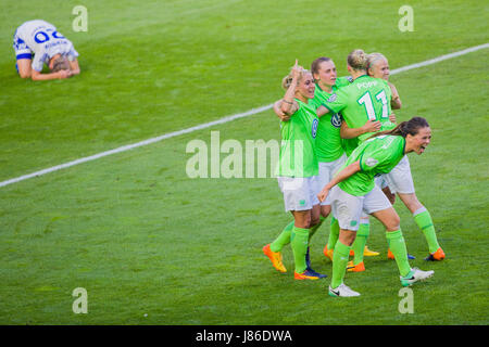 Dpatop - Wolfburg i giocatori di festeggiare al fischio finale wile sabbia Vojtekova Jana giace sul terreno dopo la fine della tedesca DFB-Cup finale donne la partita di calcio tra SC e sabbia VfL Wolfsburg nel RheinEnergieStadion Stadium di Colonia, Germania, 27 maggio 2017. (EMBARGO CONDIZIONI - ATTENZIONE: La DFB vieta l'utilizzazione e la pubblicazione di immagini sequenziali su internet e altri media online durante il match (comprese a metà tempo). Attenzione: periodo di bloccaggio! La DFB permette l'ulteriore utilizzazione e la pubblicazione delle immagini per i servizi mobili (soprattutto MMS) Foto Stock