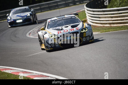 Nuerburg, Germania. 27 Maggio, 2017. La BMW M6 GT3 (R) del Team Rowe Racing passa dalla sezione 'Eschbach' sul Nordschleife corso durante la 24 Ore del Nuerburgring gara di Nuerburg, Germania, 27 maggio 2017. Foto: Sila Stein/dpa/Alamy Live News Foto Stock